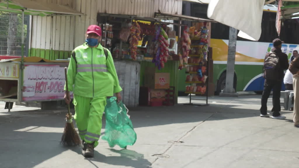 Limpiar calles a los 72 años en México