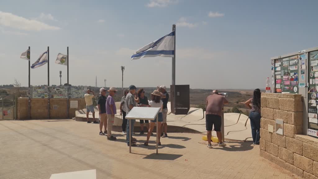 Israelíes en la plataforma de observación de Sderot observan la guerra en Gaza