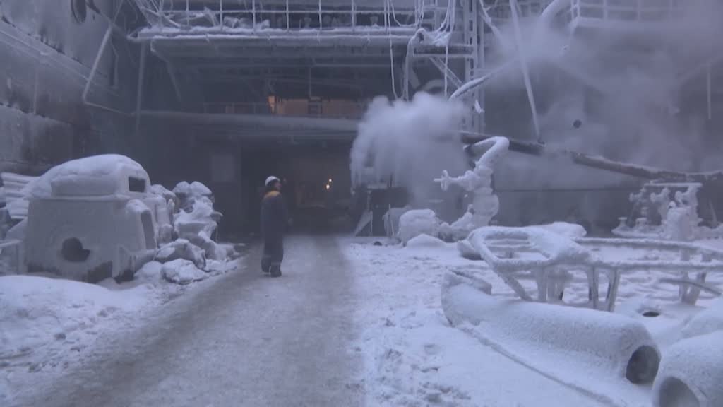 Cold weather, Russian attacks force Ukrainians to evacuate