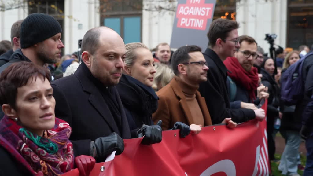 La oposición rusa en el exilio marcha en Berlín contra Putin
