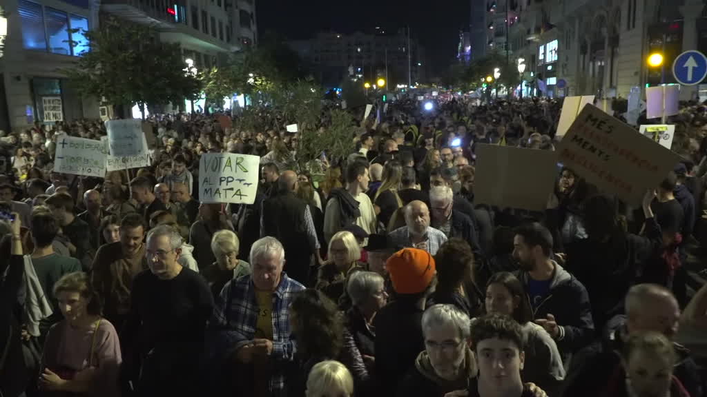 España: Manifestación multitudinaria contra la gestión de la DANA 