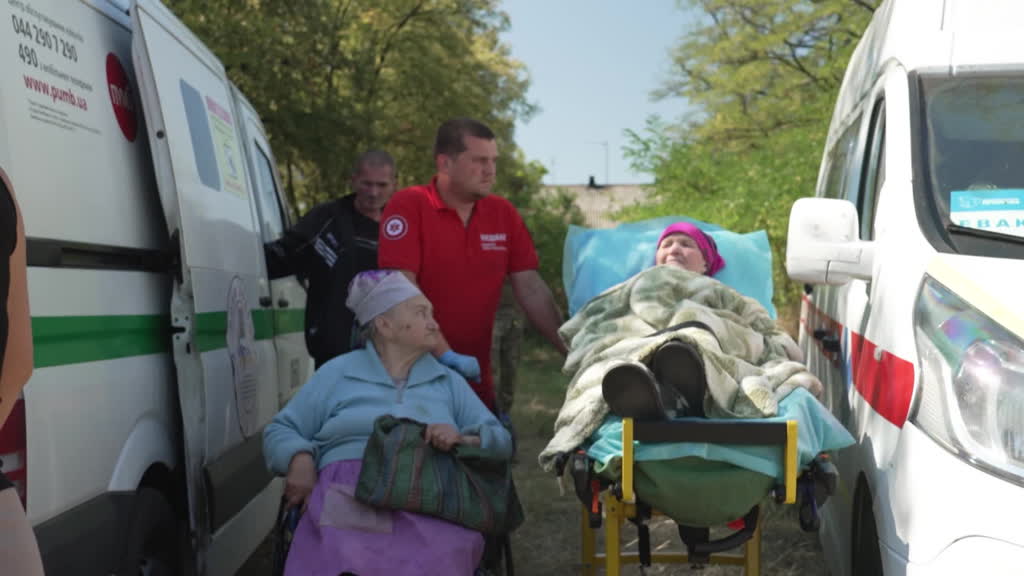Ukrainian civilians flee Russian advance