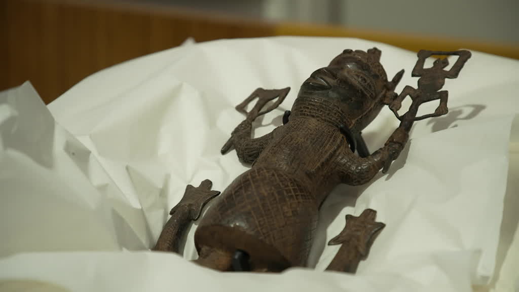 Un museo holandés devuelve a Nigeria su colección de bronces de Benín 