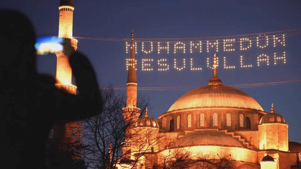 El arte del 'mahya' en Estambul pierde a sus últimos maestros
