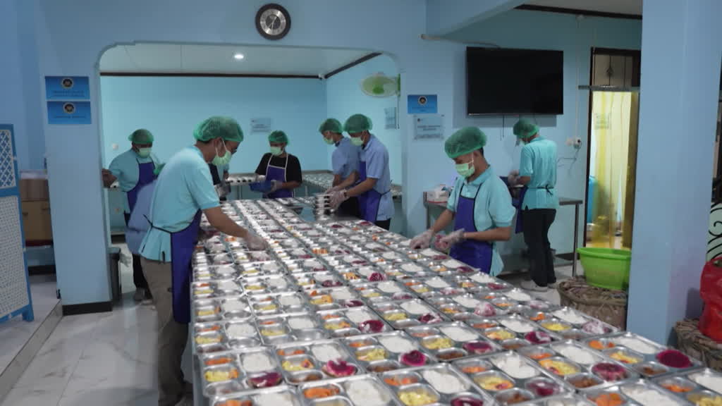 Students in Indonesia fall sick from free school meals