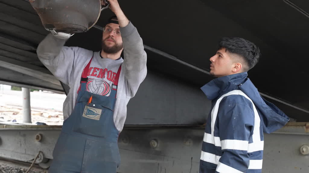 Manos que ayudan: Un grupo privado ayuda a jóvenes refugiados a encontrar empleo