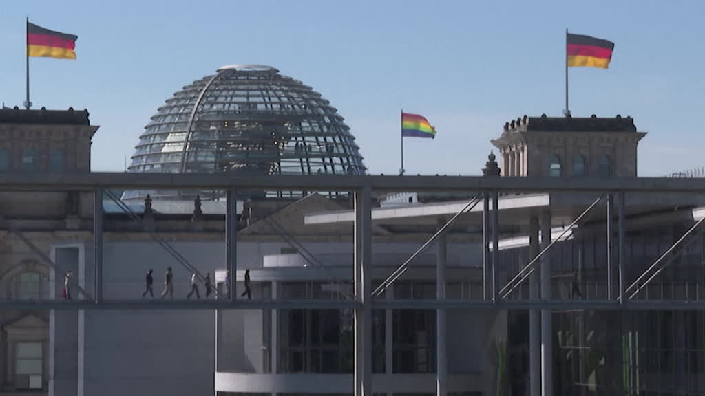 Disputa por bandera LGTBQ+ en el Bundestag