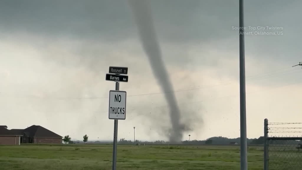 Central US pummeled by series of tornados, severe weather 