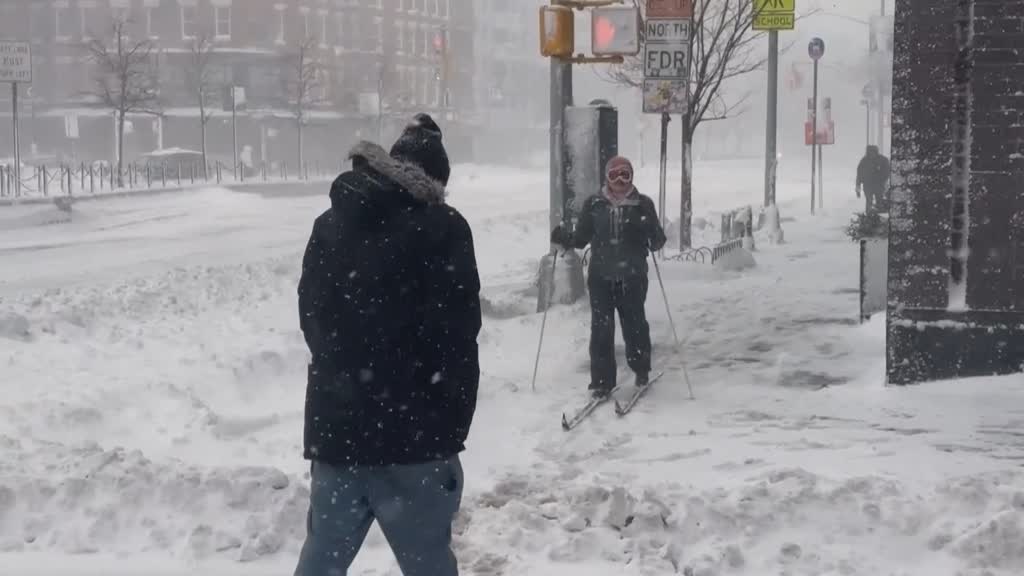 Blizzard brings US northeast to standstill 