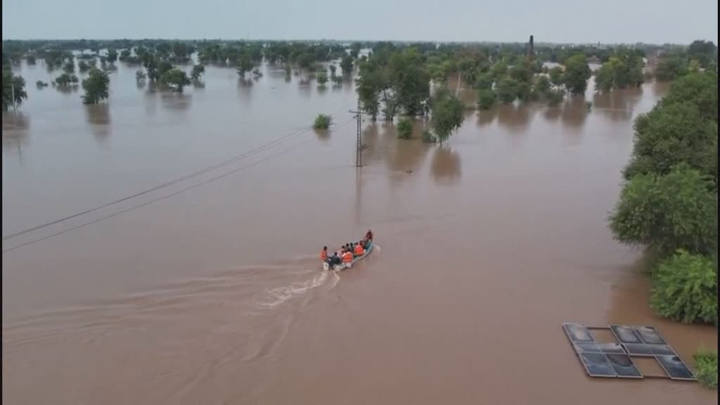 Pakistan steps up rescue efforts in flood zone