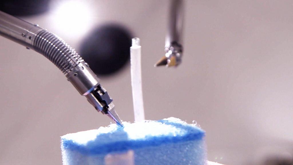 005 - Surgical robots at work – assisting doctors in the OR