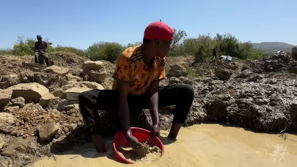  Child miners in Nigeria risk their health for some money