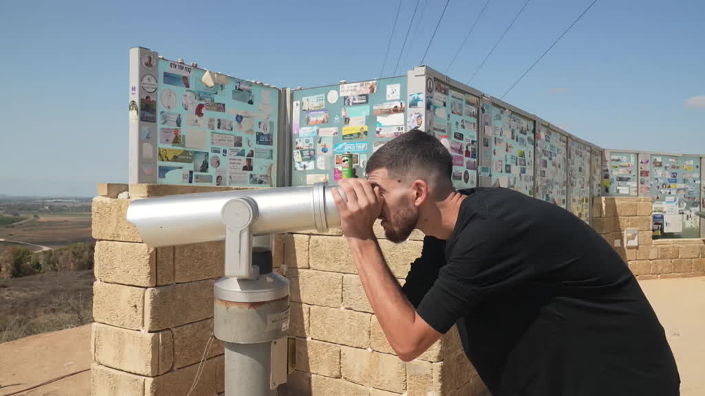 Israelis at Sderot observation deck view war in Gaza