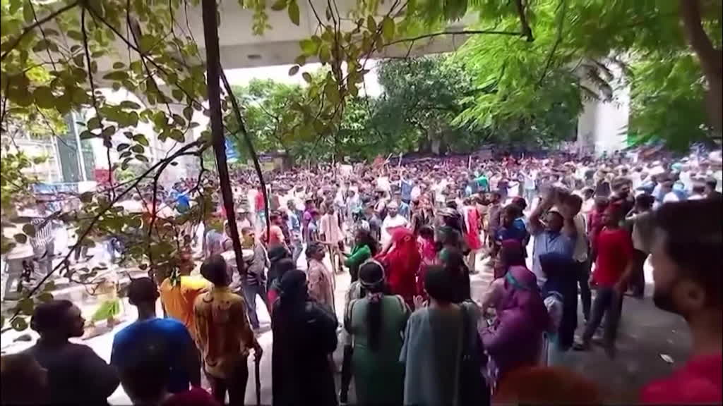 Thousands of Hindus in Bangladesh try to cross into India