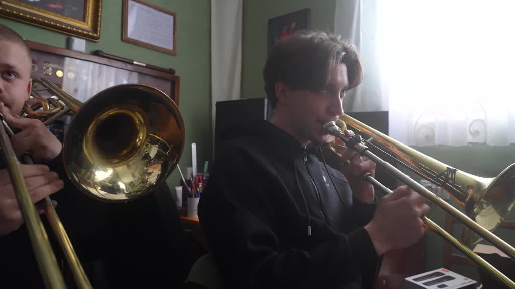 Ukrainian youth orchestra turns noise of war into music