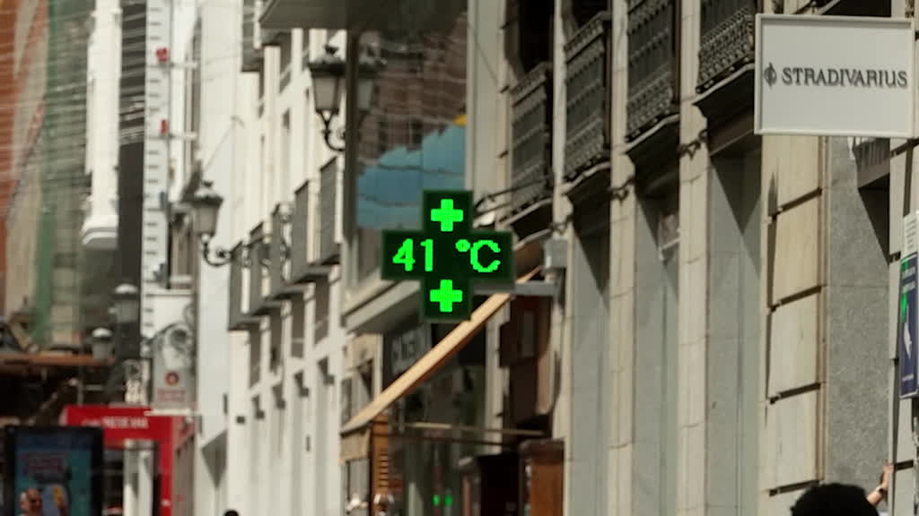 Spaniards find novel ways to escape the heat in Madrid