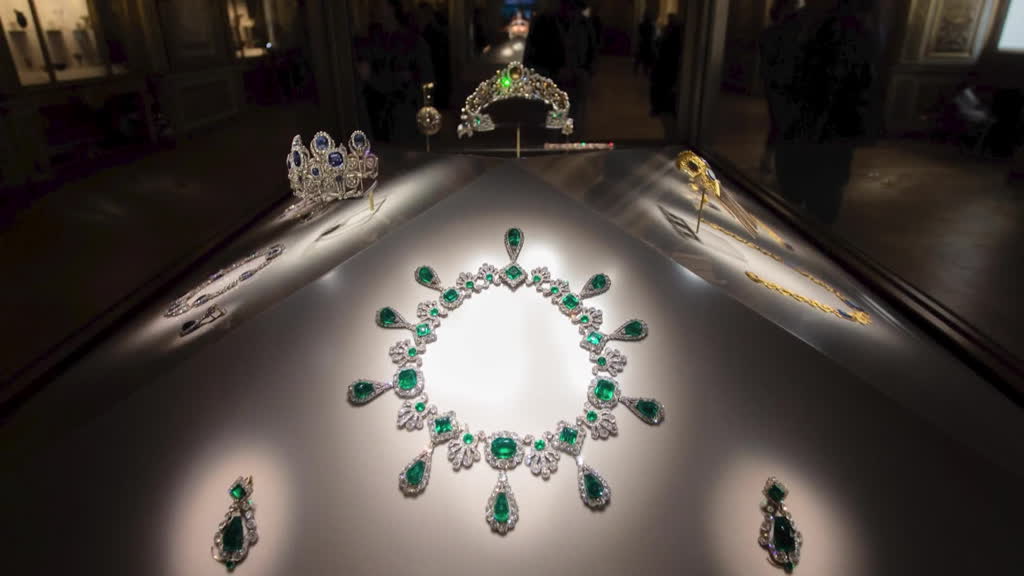 Robbers steal French crown jewels from Louvre