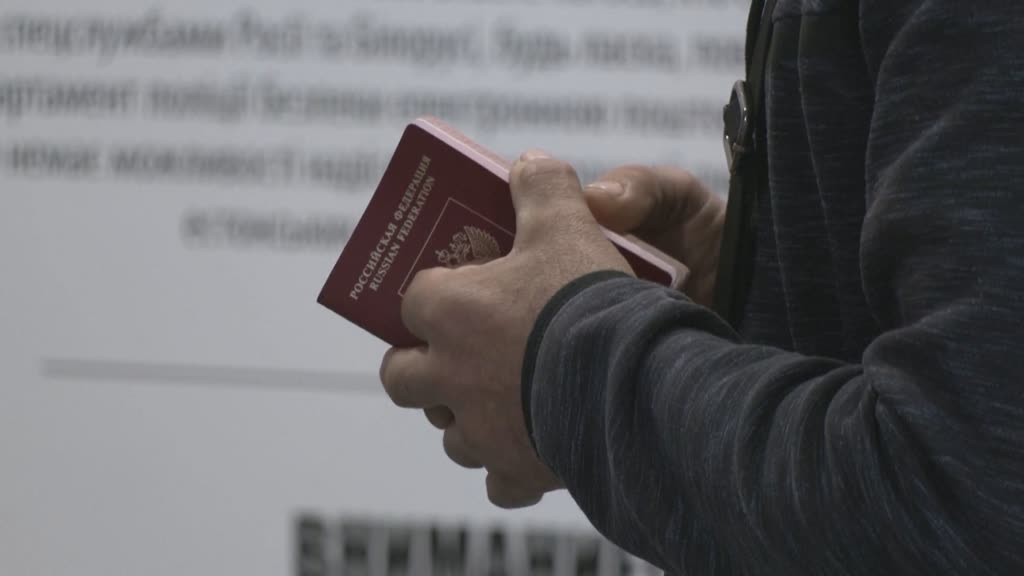 Should EU countries grant fewer visas to Russians?