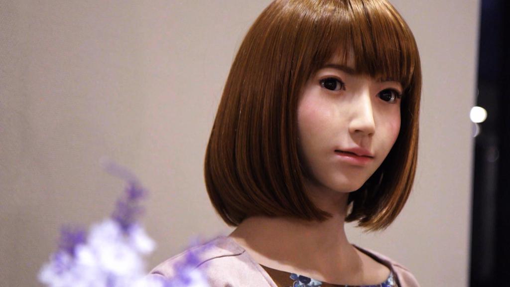 002 - Androids – machines in human form. How autonomous are robots? 